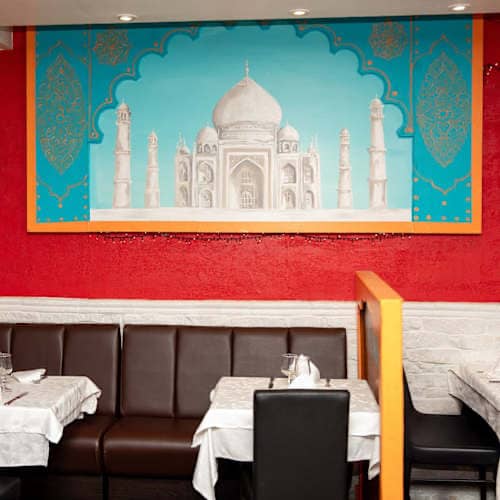 La fresque du Taj Mahal au-dessus des banquettes