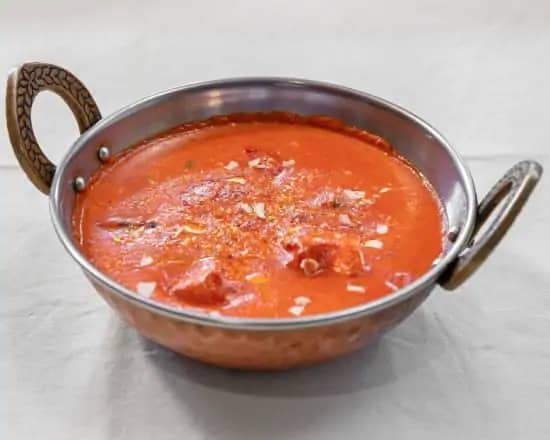 Curry maison dans un karahi en cuivre