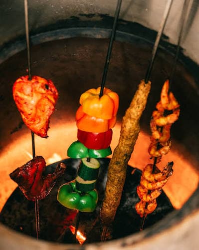 Brochettes de poulet et de légumes dans le four tandoor