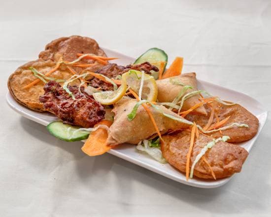 Samossas et galettes dorées, crudités