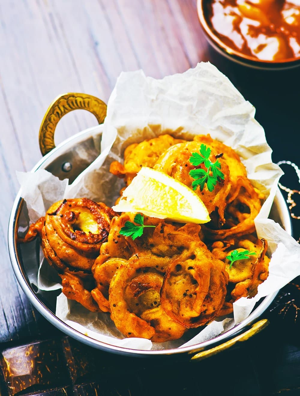 Beignets d’oignon croustillants et citron