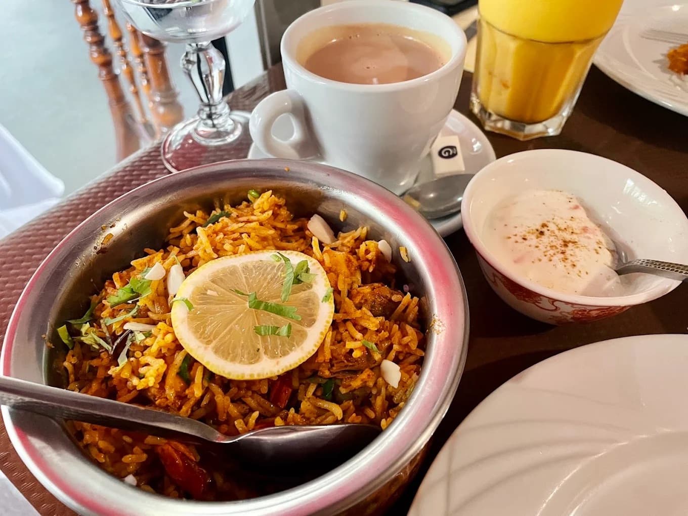 Biryani au citron, servi avec raïta, thé et lassi