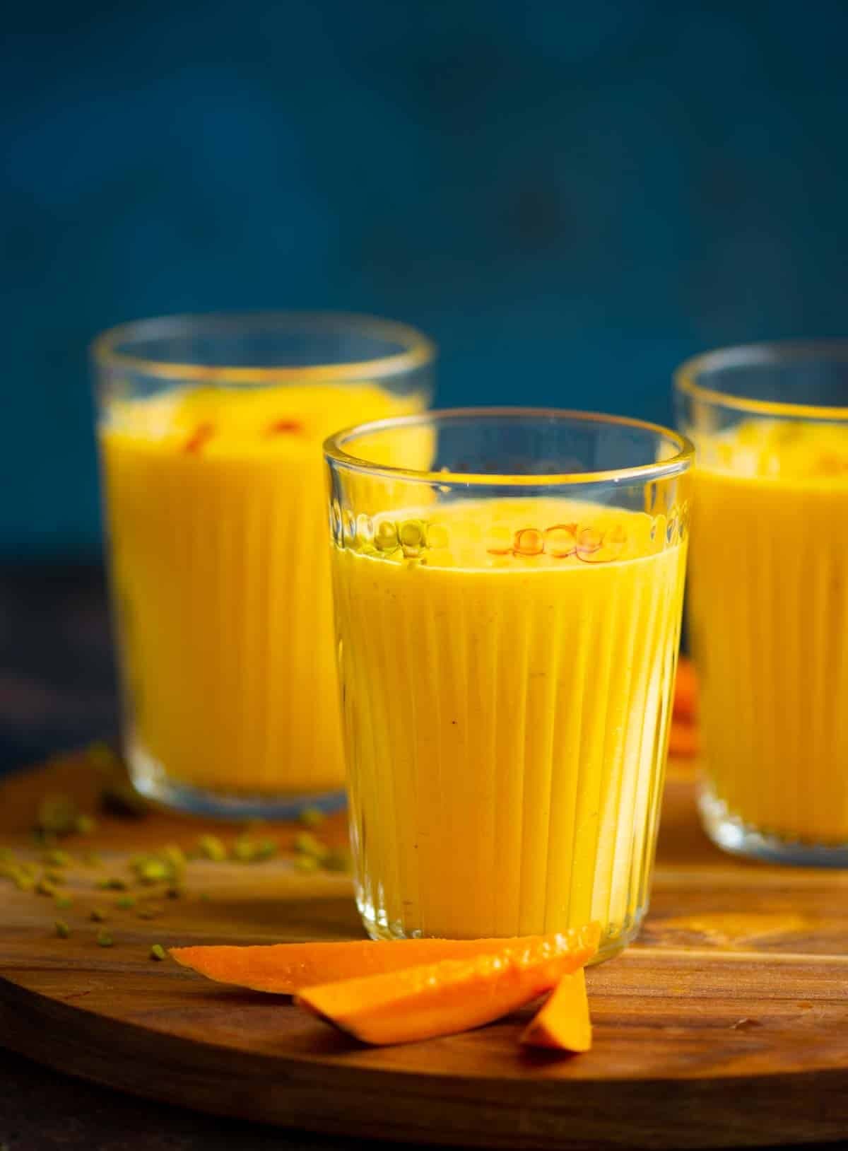 Verres de lassi à la mangue
